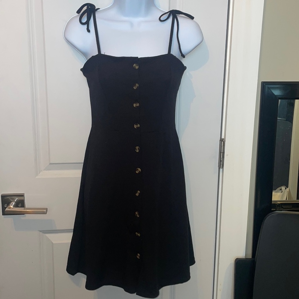 BLACK BUTTONED FLOWY DRESS